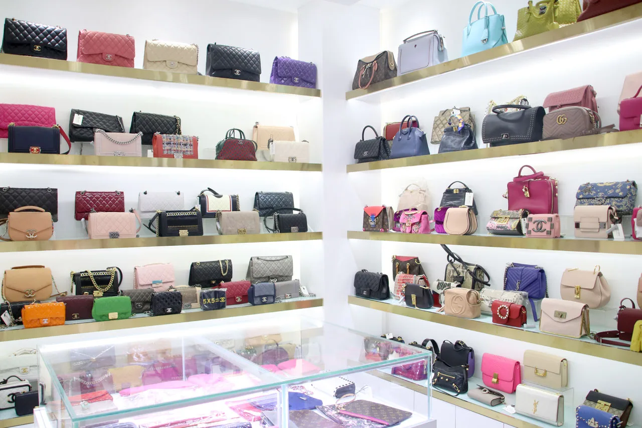 Custom bag sample display for reference style and sample request planning